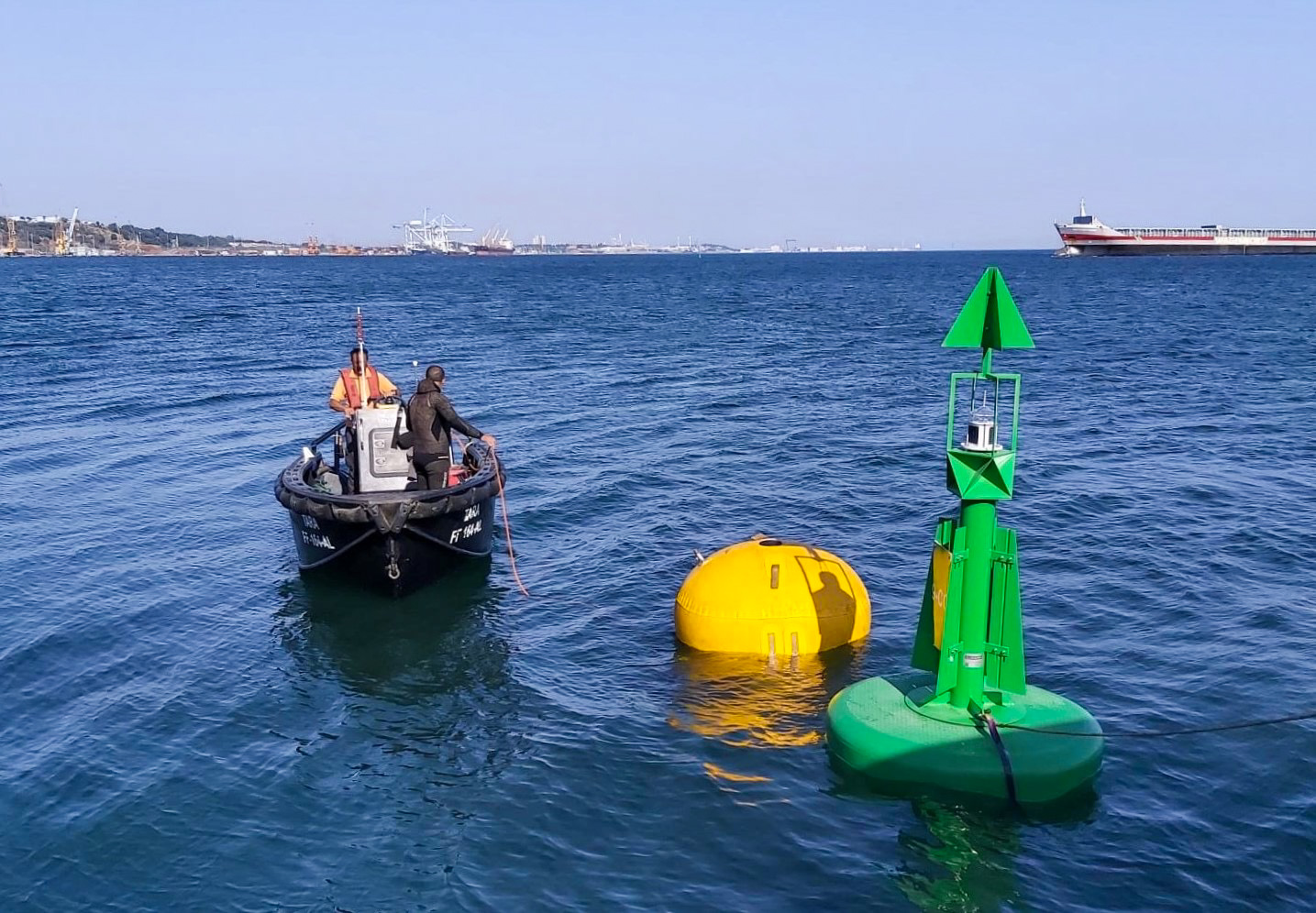 El Grupo Lindley ha suministrado flotadores rotomoldeados de polietileno de la gama Balizamar, con sus respectivas linternas autónomas marítimas y amarres.