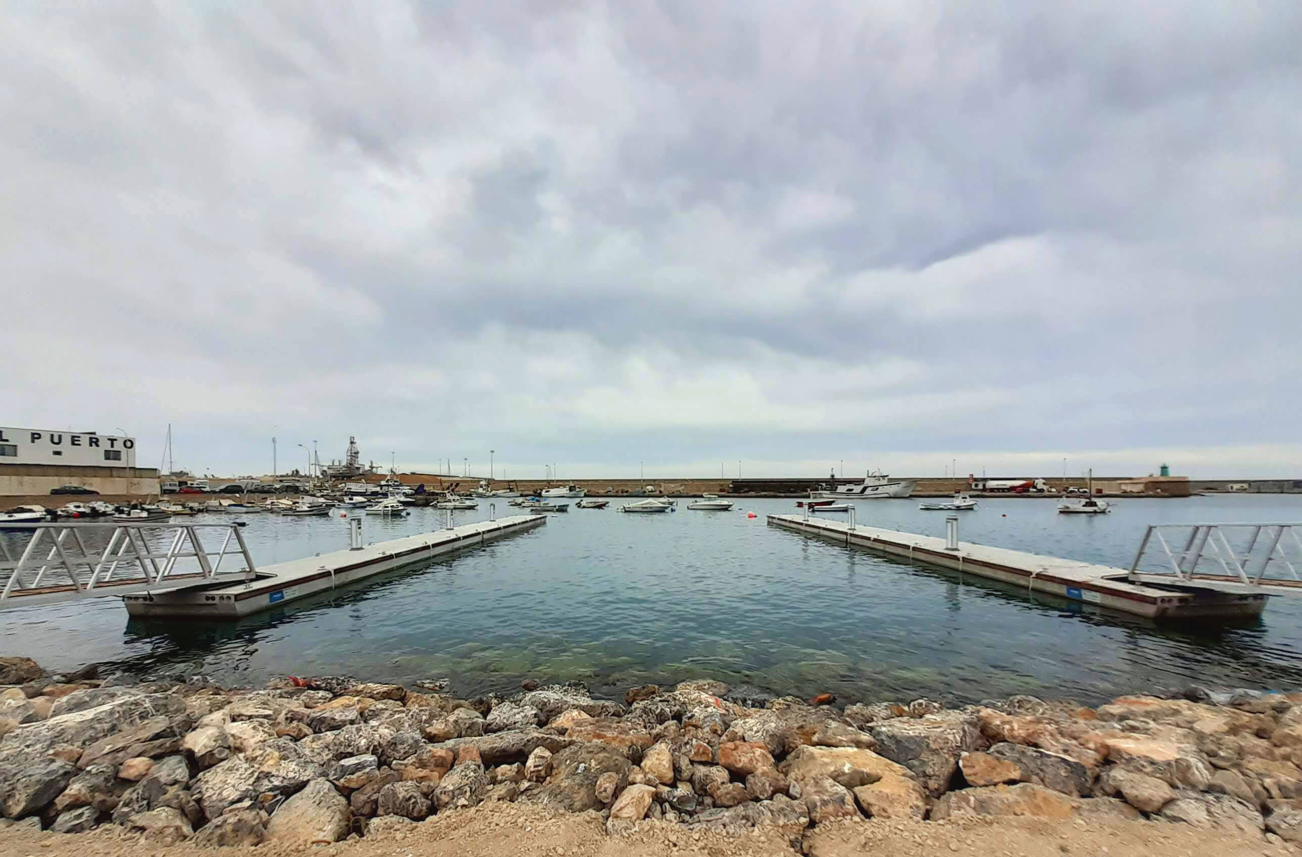 A Autoridade Portuária de Almería também implementou um sistema de ancoragem através de amarrações elásticas amarradas a cadáveres de concreto, evitando o uso de correntes.